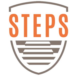 Ein stilisiertes Schildlogo mit dem Wort STEPS in fetten orangefarbenen Buchstaben oben und mehreren grauen horizontalen Linien, die den unteren Teil des Schildes bilden.